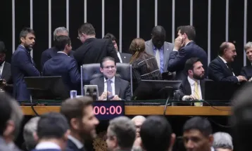 Câmara aprova urgência de projeto que derruba mudanças no IOF