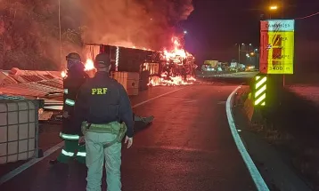 Caminhão tomba, pega fogo e motorista morre