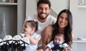 Esposa de Alex Telles sofre acidente de carro nos EUA: “Chocados”