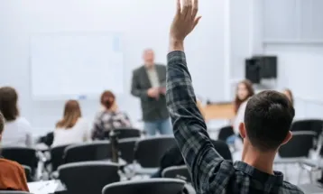 Professor receberá diferenças salariais decorrentes de redução da carga horária após doutorado