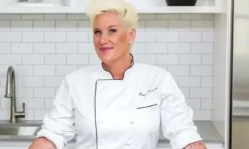 Morre Anne Burrell, chef e apresentadora de reality shows culinários, aos 55 anos