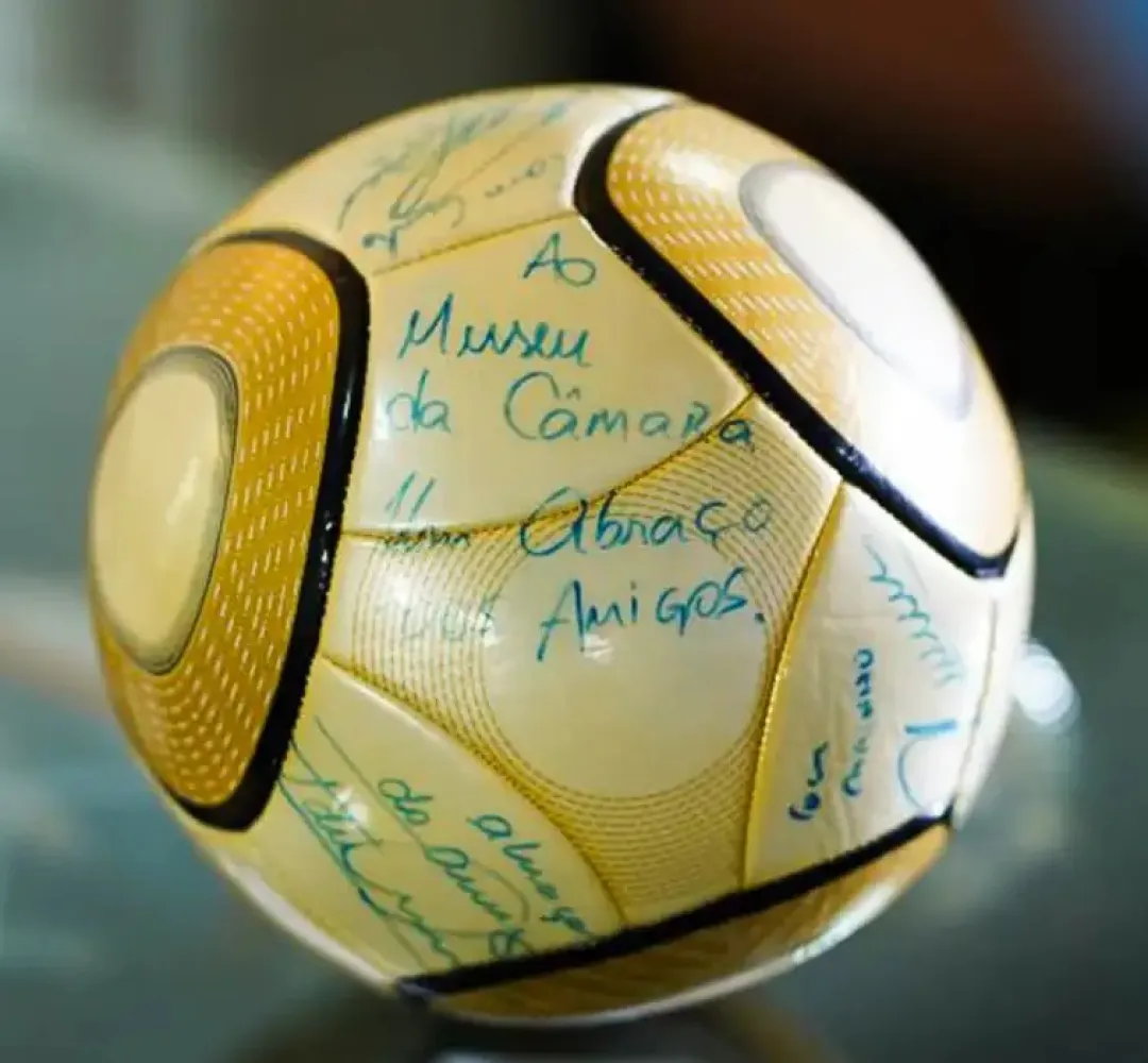 bola autografada por Neymar