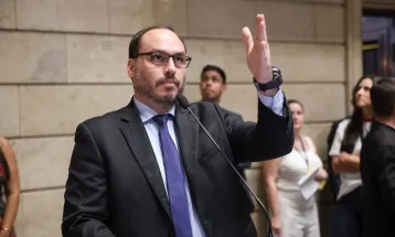 Carlos Bolsonaro mira Santa Catarina após deixar mandato no Rio e cargo no PL