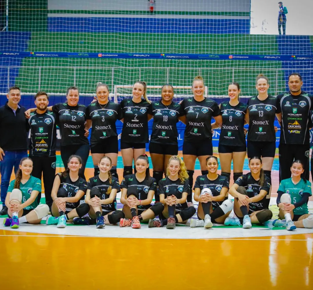 A equipe adulta do voleibol de Cascavel