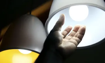 Conta de luz e alimentos pressionam orçamento, mas inflação desacelera em Curitiba