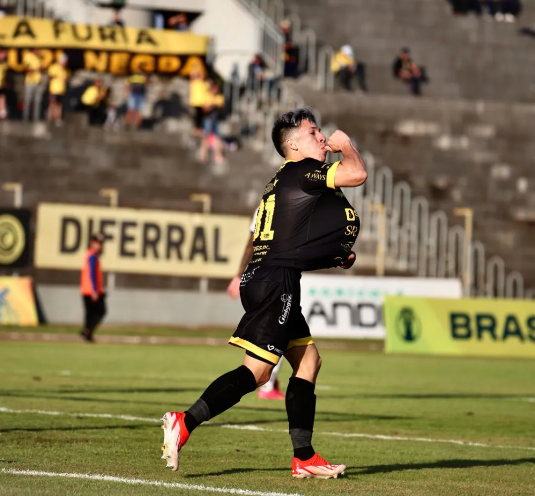 Andrés Molinas marcou contra o Monte Azul