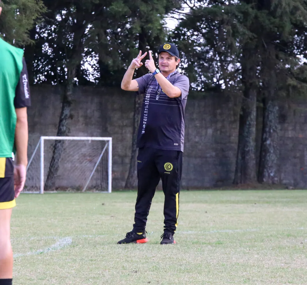 Zé  Luiz  comanda o  time hoje