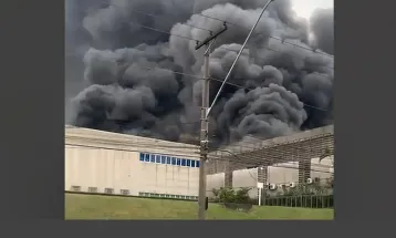 Incêndio atinge galpões comerciais em Barueri, na Grande São Paulo