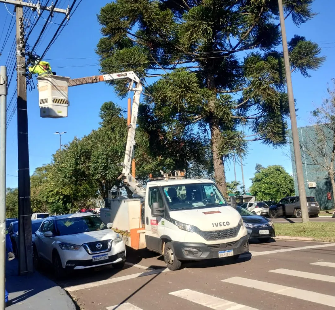 Copel faz pente-fino em postes de Cascavel