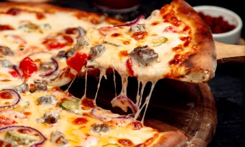 Mulher morre e sobrinho é internado após comer pizza em São José dos Campos