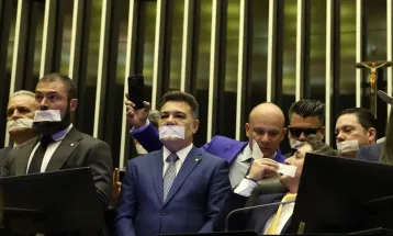 Oposição pernoita nos plenários do Congresso para impedir trabalhos