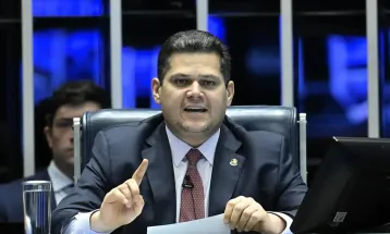Alcolumbre envia PEC do fim da escala 6x1 para CCJ do Senado