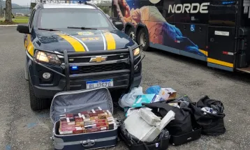 Fiscalização em ônibus vindo do Paraguai localiza drogas e produtos contrabandeados em Joinville