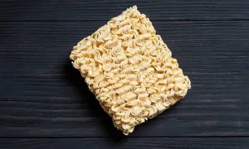 Menino de 13 anos morre após comer macarrão instantâneo cru