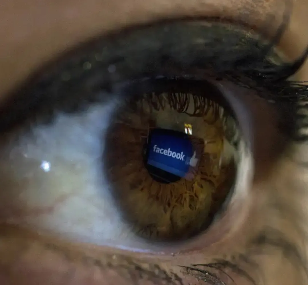 olho facebook