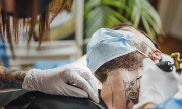 Tatuador é condenado após atender adolescente de 16 anos sem autorização