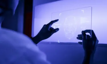 Inteligência artificial ameaça aprendizado da escrita, alerta autor