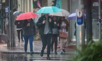 Rajadas de vento e muita chuva: última frente fria do inverno impactou o Paraná