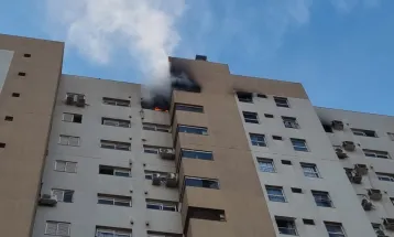 Mulher é resgatada após ficar pendurada em janela durante incêndio em prédio no Centro de Cascavel