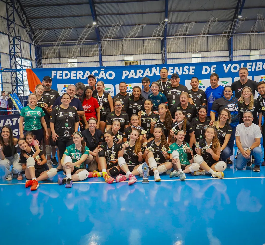 As meninas foram campeãs em casa