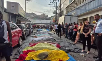 Moradores levam 55 corpos à praça após operação mais letal da história do Rio