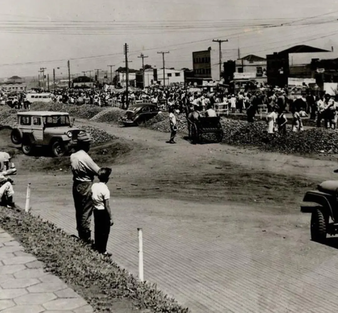 Início da pavimentação da Avenida Brasil
