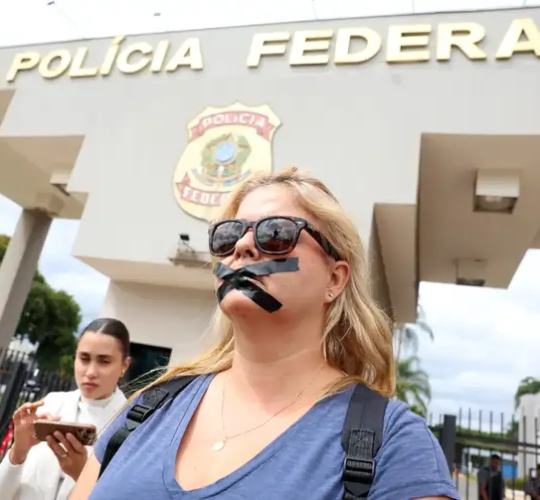 manifestantes em frente a PF em Brasília