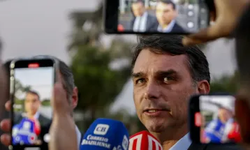 Missão pede investigação sobre filiação falsa de Flávio ao partido
