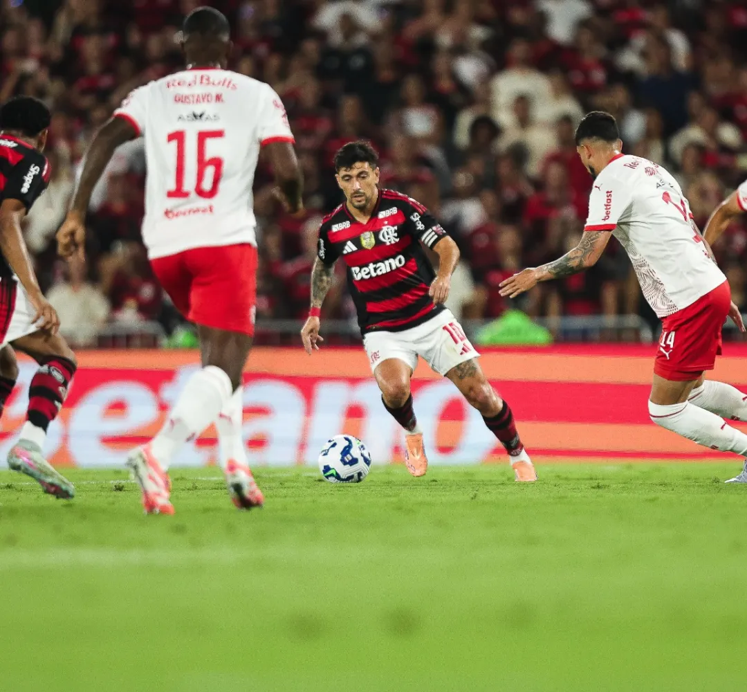 O  Fla lidera  o Brasileiro com 74 pontos