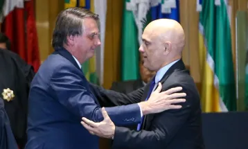 Moraes pede nova manifestação da PGR sobre arma de Bolsonaro