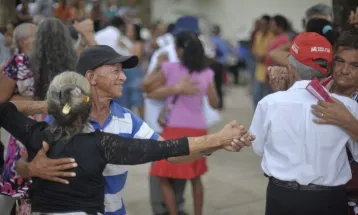 Expectativa de vida no Brasil atinge 76,6 anos e volta ao maior nível da série histórica, aponta IBGE