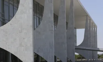 Governo brasileiro repudia revogação de visto da embaixadora em Washington e acusa EUA de informações falsas
