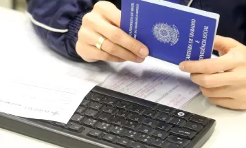 PEC que reduz jornada para 40 horas avança na Câmara; especialista explica impactos para trabalhadores e empresas