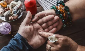 Golpes “espirituais”: como falsos curandeiros tiram milhares de reais de vítimas vulneráveis e por que você precisa ficar de olho