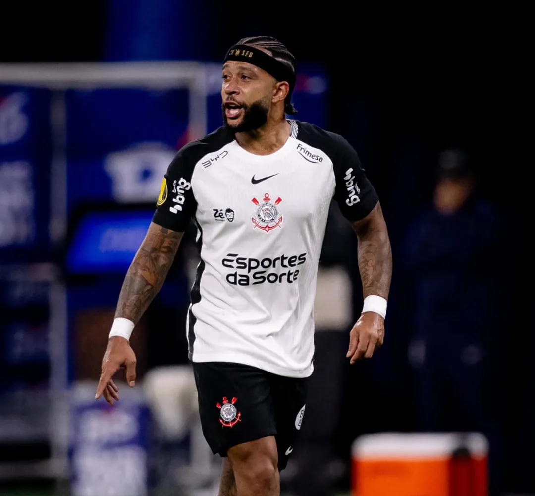 Depay é crítico do gramado sintético
