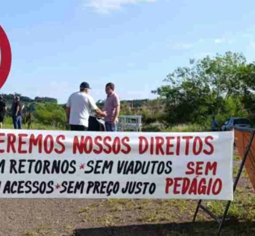 Moradores protesto contra cobrança de pedágio
