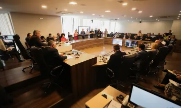 Após polêmica e restrição anunciada pela Alep, vereador entra em sessão do Conselho de Ética e transmite reunião ao vivo