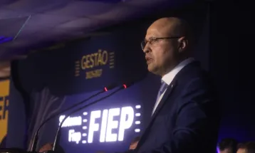 Deputado denuncia mais de meio bilhão em aditivos em contratos do Sesi e Senai e cobra explicações da Fiep