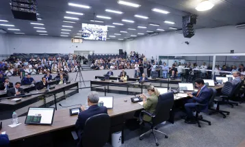Protesto, restrição e tensão marcam entrega de título a Guto Silva na Câmara de Maringá