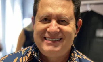 Marrone faz procedimento cirúrgico na parte traseira para corrigir problema em veia
