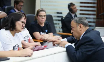 Reajuste de 5% expõe defasagem de 52% e amplia crise com servidores no Paraná