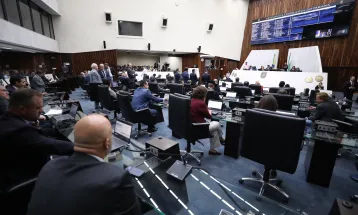 Sem debate, Alep aprova pacote salarial com 5% e reestruturação que divide servidores