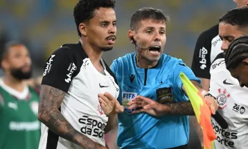 Allan se desculpa após expulsão por gesto obsceno: "Não condiz com meus valores"