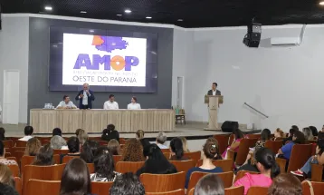 Amop abre ano letivo com encontro que reúne educadores de 57 municípios do Oeste