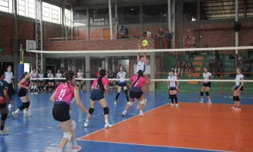 Voleibol abre a fase municipal dos Jogos Escolares do Paraná em Cascavel