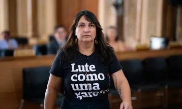 Vereadora é obrigada a retirar camiseta feminista em sessão da Câmara de Curitiba