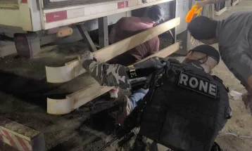 PM apreende R$ 5 milhões em cigarros eletrônicos em "caminhão-cofre" na Grande Curitiba