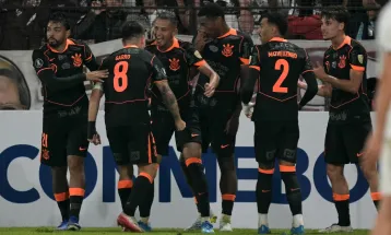 Dinizismo brilha na estreia: Corinthians vence Platense na Argentina e encerra jejum de 9 jogos