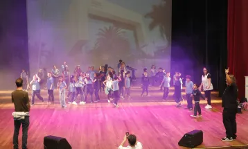 Teatro Municipal de Cascavel comemora 11 anos com "invasão" de estudantes nos bastidores