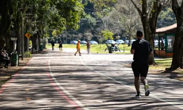 Segunda-feira será de sol, calor e ventos fortes no Paraná